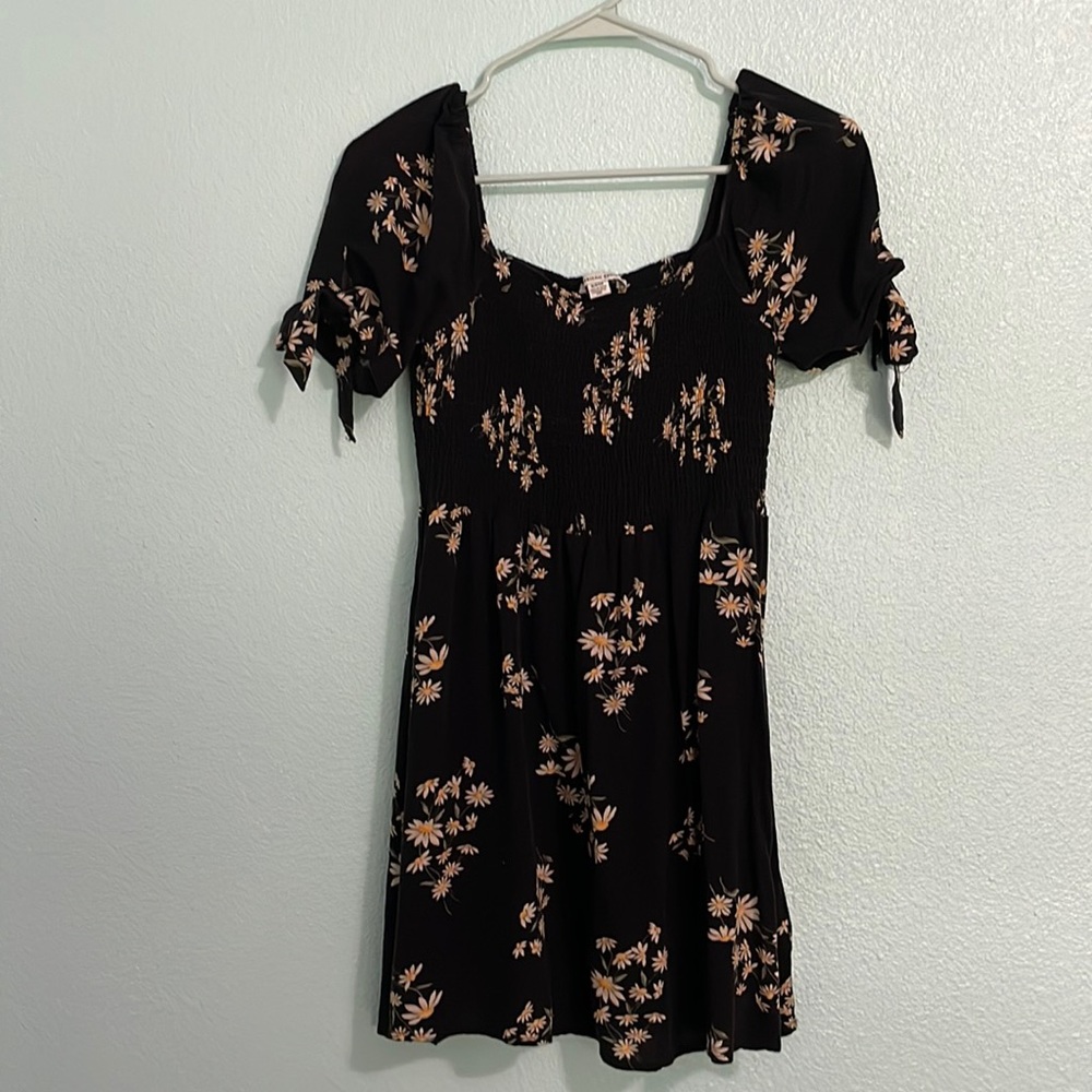 Floral Tie-Sleeve Smocked Mini Dress🌼